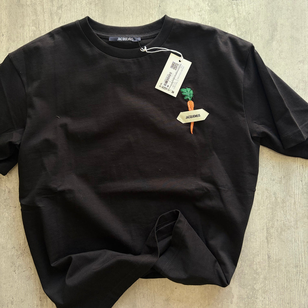 JAQUEMUS EMBROIDERED CARROT LOGO T-SHIRT "BALCK"