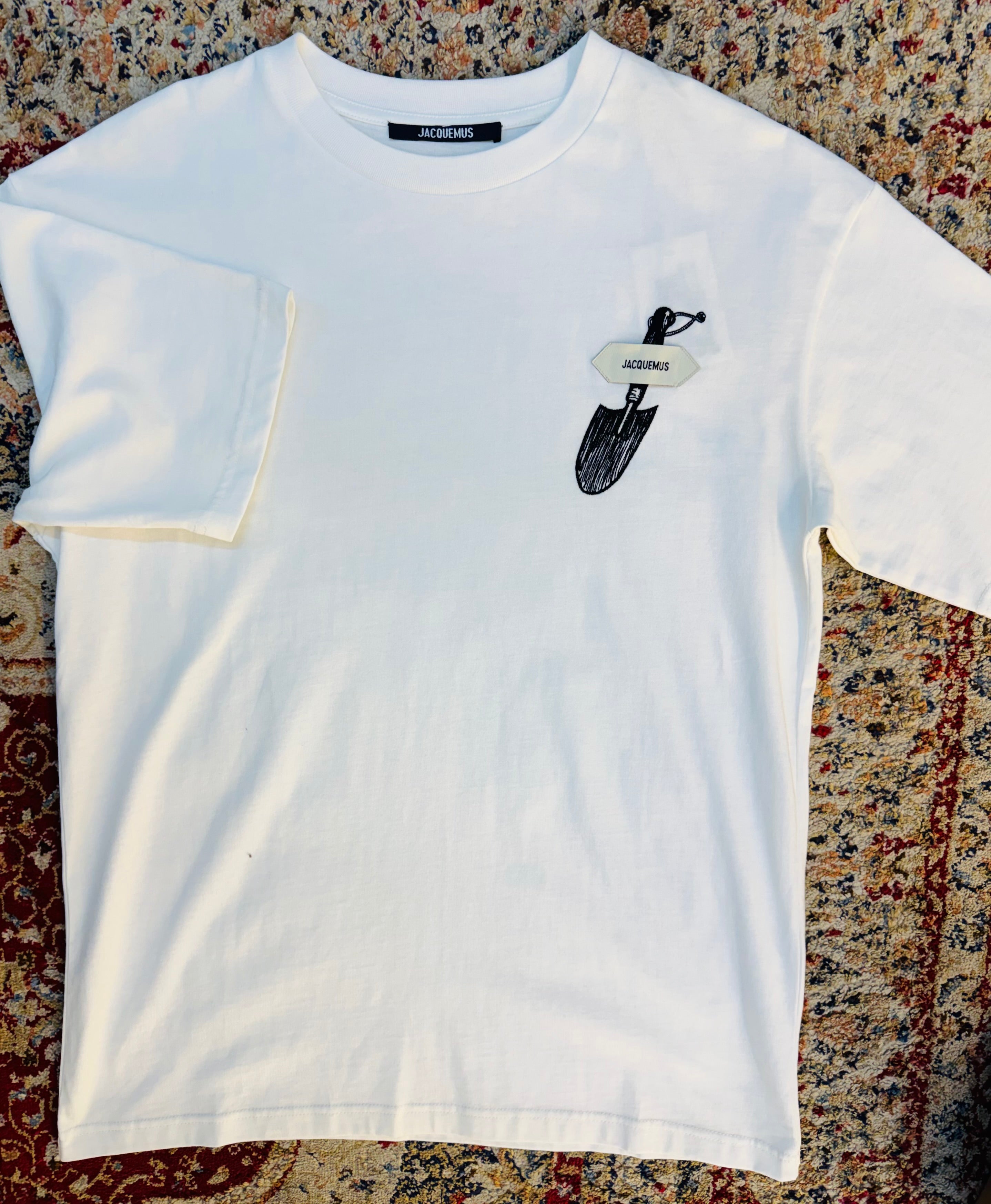 JACQUEMUS EMBROIDERED SPADE T-SHIRT “WHITE”