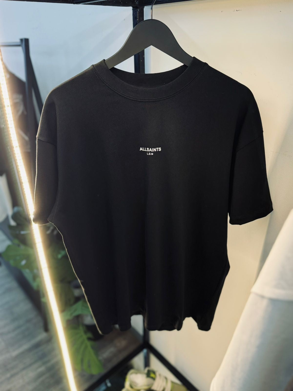 ALL SAINTS CENTRE LOGO T-SHIRT “BLACK”