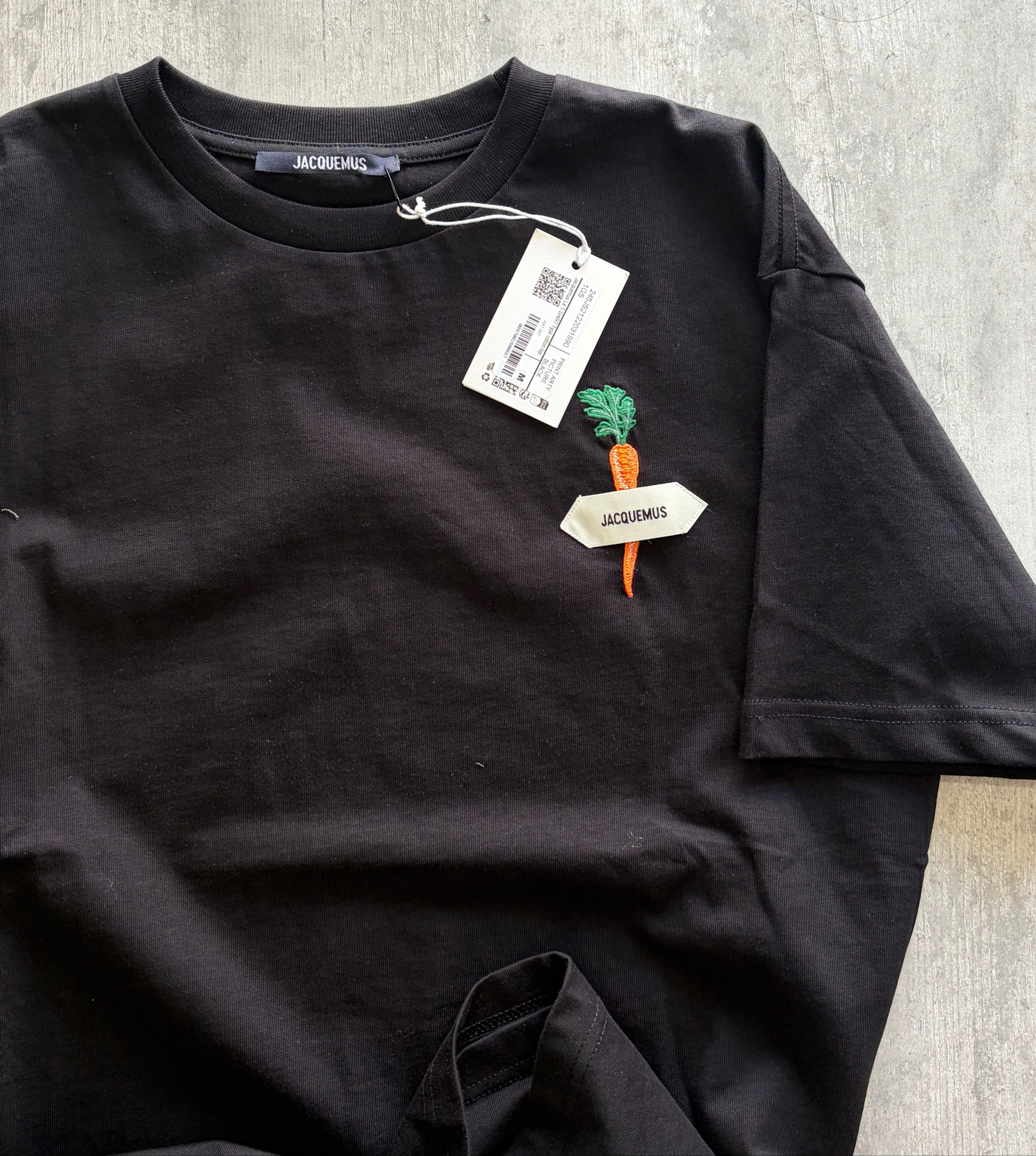 JAQUEMUS EMBROIDERED CARROT LOGO T-SHIRT "BALCK"