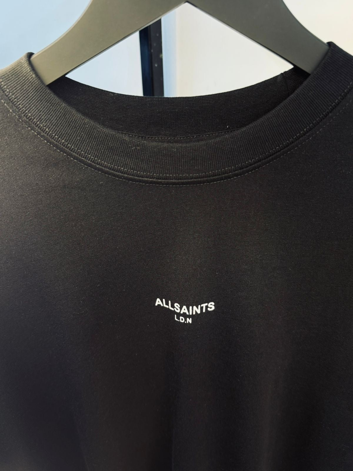 ALL SAINTS CENTRE LOGO T-SHIRT “BLACK”