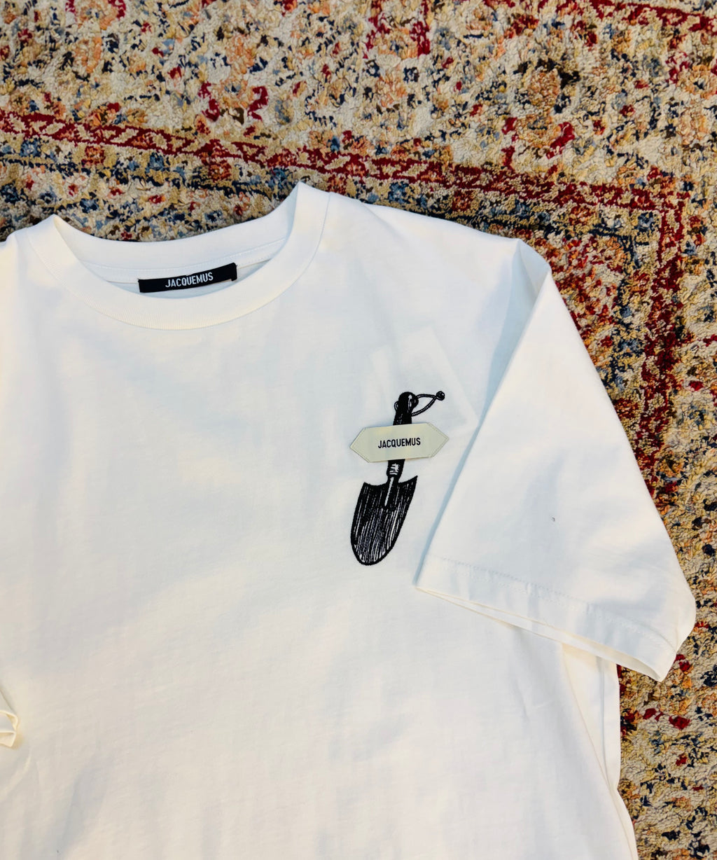 JACQUEMUS EMBROIDERED SPADE T-SHIRT “WHITE”