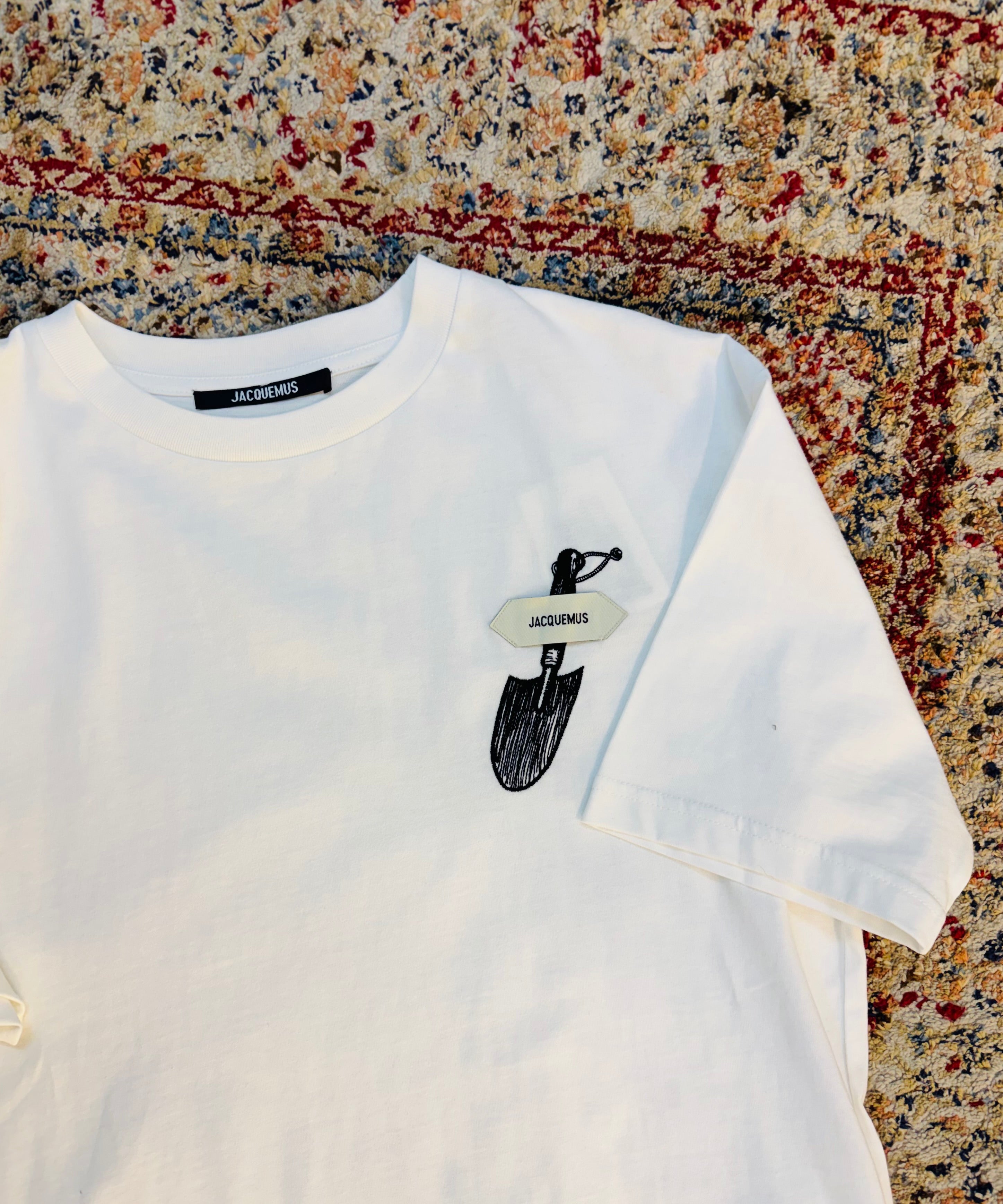 JACQUEMUS EMBROIDERED SPADE T-SHIRT “WHITE”